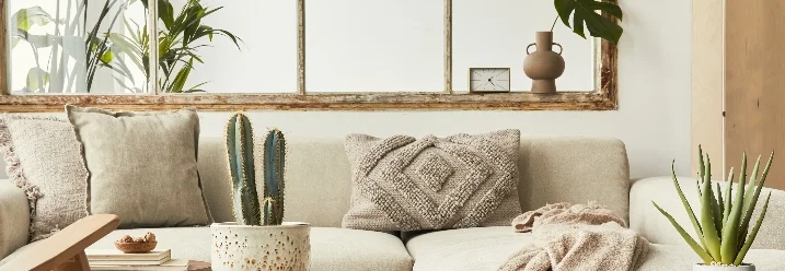 Helles Wohnzimmer mit Pflanzen